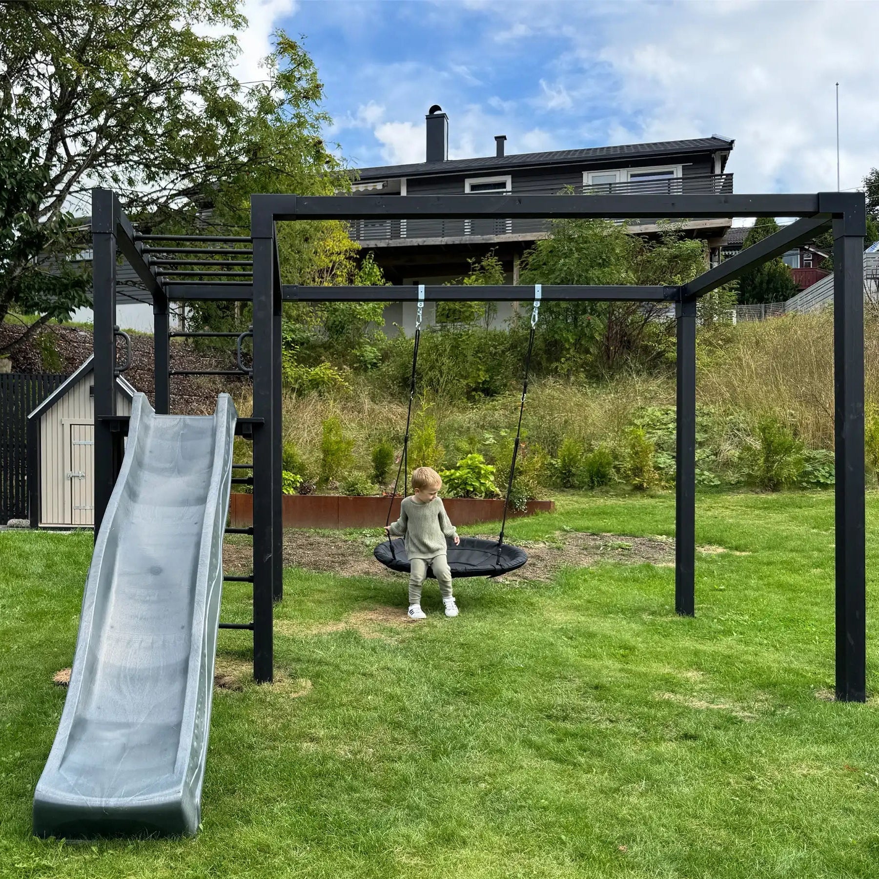 Gartenschaukel im Garten – selber bauen oder fertig kaufen
