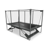 Freigestelltes schwarzes ACON X Trampolin mit rechteckiger Sprungfläche, Sicherheitsnetz und Einstieg.