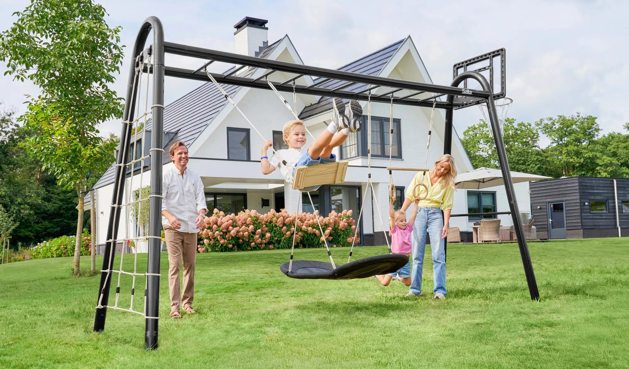 Salta Klettergerüst XL mit Schaukel, Nestschaukel und Kletternetz im Garten