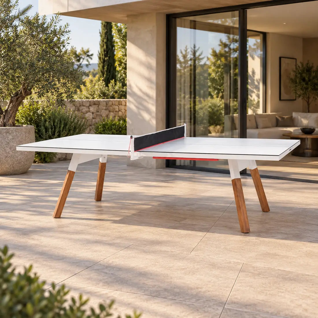 RS Barcelona You and Me Standard Tischtennisplatte auf einer Terrasse vor einem modernen Wohnhaus