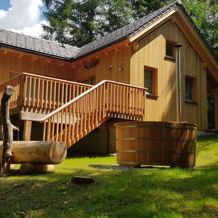 Badefass aus Lärchenholz im Garten