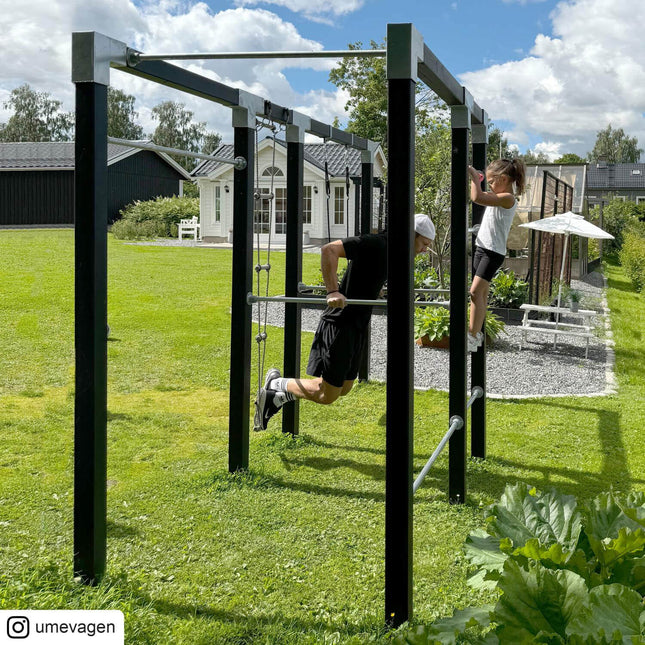 Mann und Kind turnen auf dem Plus Outdoor Fitness Trainingsgestell - Modell 3.
