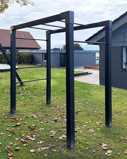 Plus Outdoor Fitness Trainingsgestell – Modell 4 in einem Garten