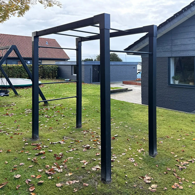 Plus Outdoor Fitness Trainingsgestell – Modell 4 in einem Garten