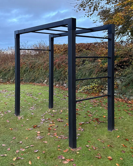 Plus Outdoor Fitness Trainingsgestell – Modell 4 im Rasen eingebaut