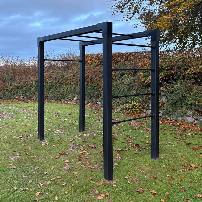 Plus Outdoor Fitness Trainingsgestell – Modell 4 im Rasen eingebaut