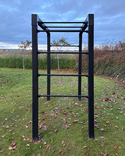 Plus Outdoor Fitness Trainingsgestell – Modell 4 in einem Garten seitliche Ansicht
