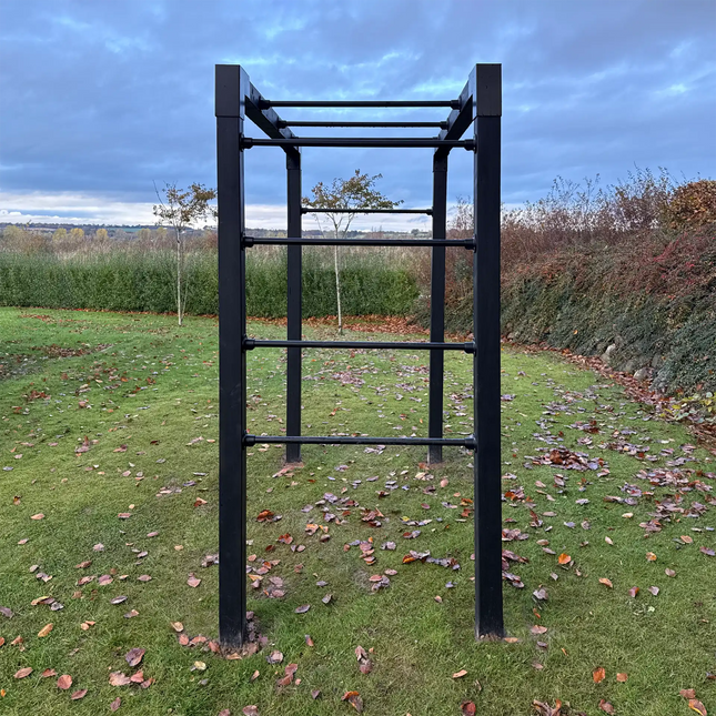 Plus Outdoor Fitness Trainingsgestell – Modell 4 in einem Garten seitliche Ansicht
