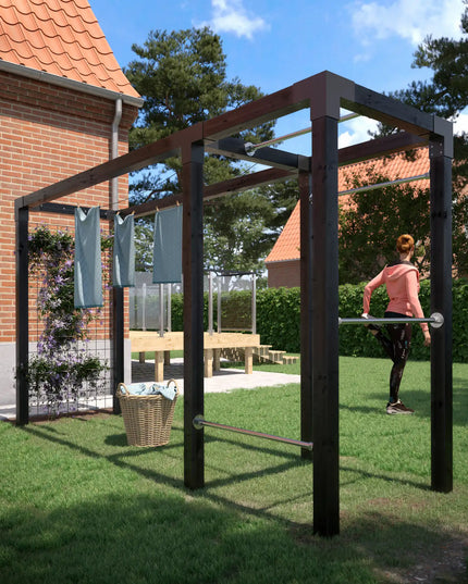 Daylife Trockengestell mit Fitnessmodul und Spalier im Garten neben einem Haus mit Wäscheleine und Trainingsstange.