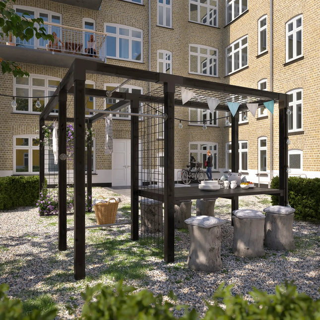 Daylife Pergola Modell 4 mit Tisch, Trockengestell, Fitnessmodul und Spalier in einem Innenhof mit Sitzbereich und Wäscheleine.