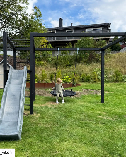 Daylife Schaukel - Modell 4 in einem Garten und ein Junge ist auf der Nestschaukel