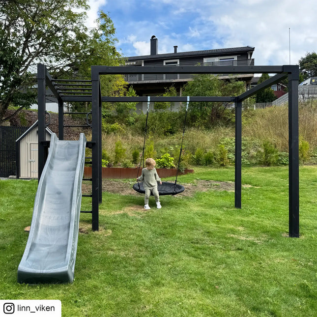 Daylife Schaukel - Modell 4 in einem Garten und ein Junge ist auf der Nestschaukel