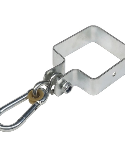 Verzinkte Metallhalterung mit Karabiner zur sicheren Befestigung von Zubehör am Outdoor Fitness Trainingsgestell.
