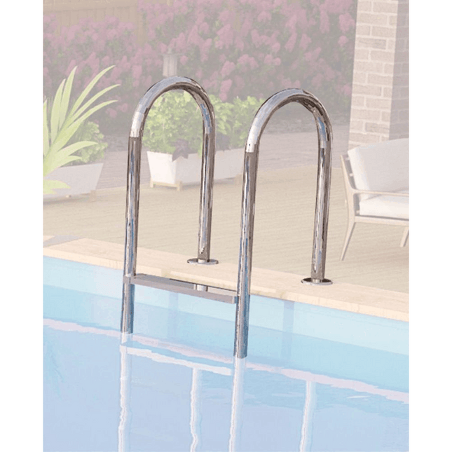 Glänzende Poolleiter aus Edelstahl mit gebogenen Handläufen, montiert am Rand eines Swimmingpools mit klarem blauem Wasser auf einer Terrasse.