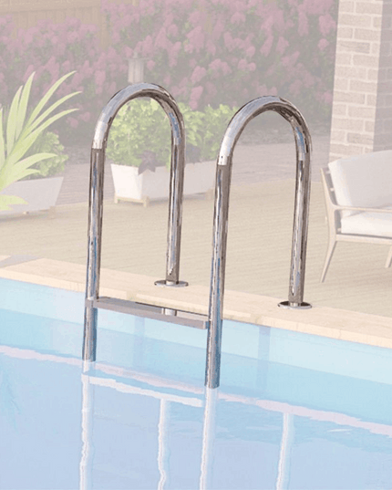 Glänzende Edelstahl-Poolleiter mit zwei gebogenen Haltegriffen an einem Außenpool mit blauem Wasser.