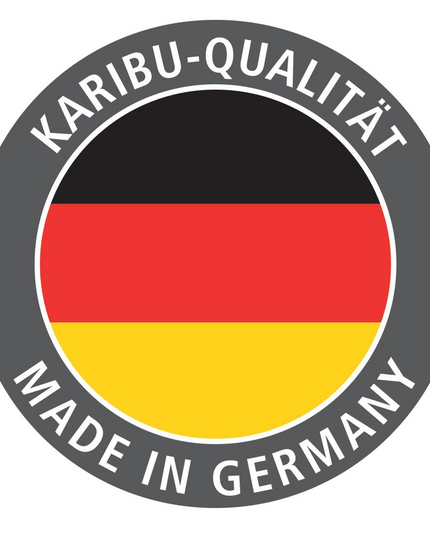 Rundes Qualitätssiegel mit der Aufschrift Karibu-Qualität und Made in Germany sowie der deutschen Flagge in Schwarz-Rot-Gold im Zentrum.