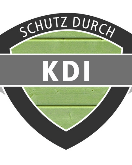 Logo in Wappenform mit der Aufschrift „Schutz durch KDI“ und grünlich kesseldruckimprägnierter Holztextur im Hintergrund