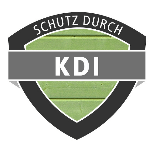 Logo in Wappenform mit der Aufschrift „Schutz durch KDI“ und grünlich kesseldruckimprägnierter Holztextur im Hintergrund