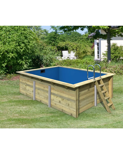 Rechteckiger Holzpool auf einem grünen Rasen im Garten mit blauer Innenfolie, außen angebrachter Holzleiter und Edelstahl-Einstiegsleiter.