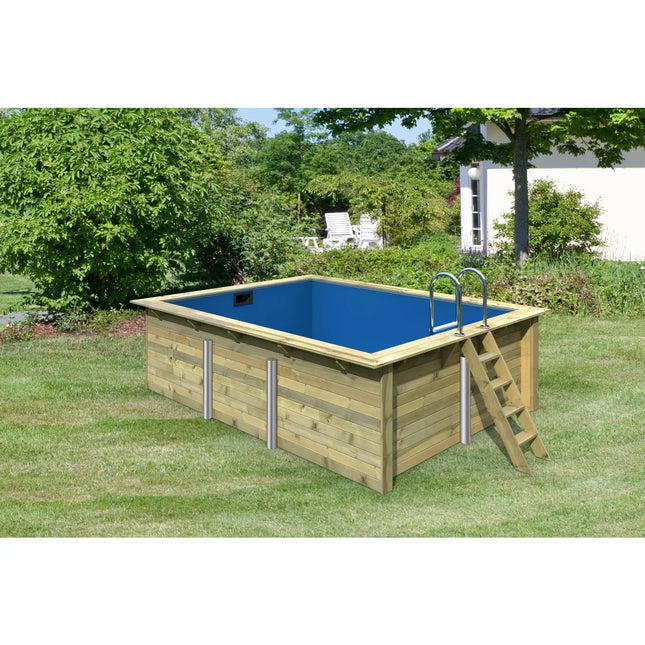 Rechteckiger Holzpool auf einem grünen Rasen im Garten mit blauer Innenfolie, außen angebrachter Holzleiter und Edelstahl-Einstiegsleiter.