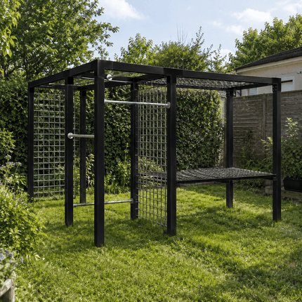 Daylife Pergola Modell 4 mit Tisch, Trockengestell, Fitnessmodul und Spalier in einem grünen Garten.