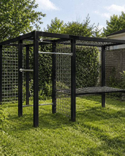 Daylife Pergola Modell 4 mit Tisch, Trockengestell, Fitnessmodul und Spalier in einem grünen Garten.