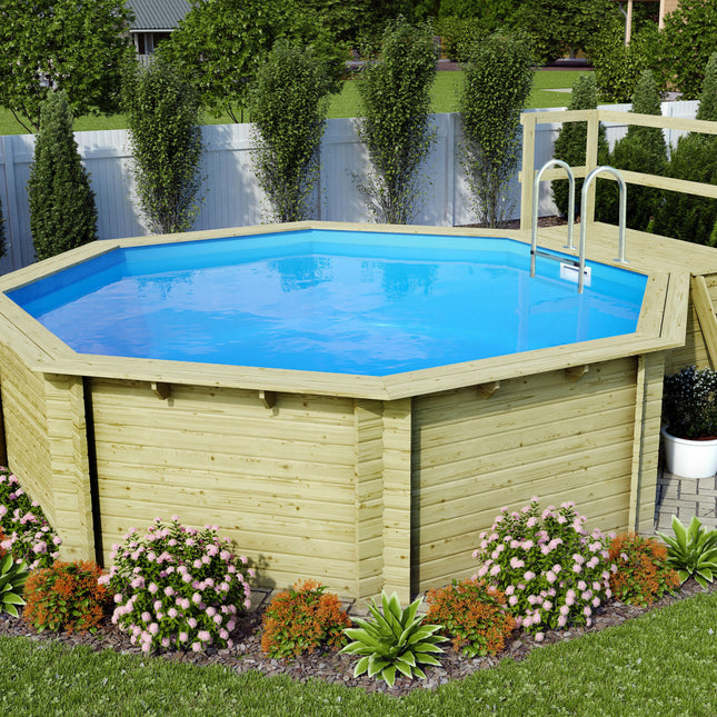 Karibu Pool Modell 2 – achteckiger Holzpool mit Wasser und Sonnendeck