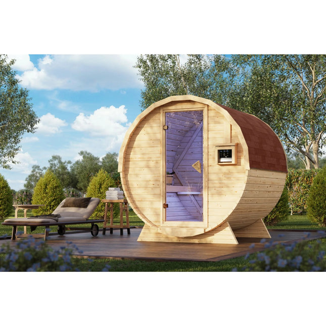 Moderne Fasssauna aus hellem Holz mit Glastür, lila Innenbeleuchtung und rotem Schindeldach, aufgestellt auf einer Holzterrasse im Garten neben einer Sonnenliege.