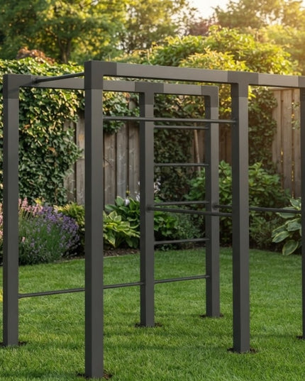 Plus Outdoor Fitness Trainingsgestell - Modell 2 - Schwarze Beschläge in einem Garten