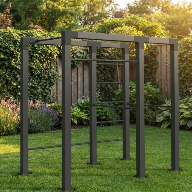 Plus Outdoor Fitness Trainingsgestell - Modell 2 - Schwarze Beschläge in einem Garten