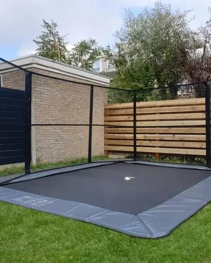 Akrobat Primus Flat im Garten mit Zaun um Ecke