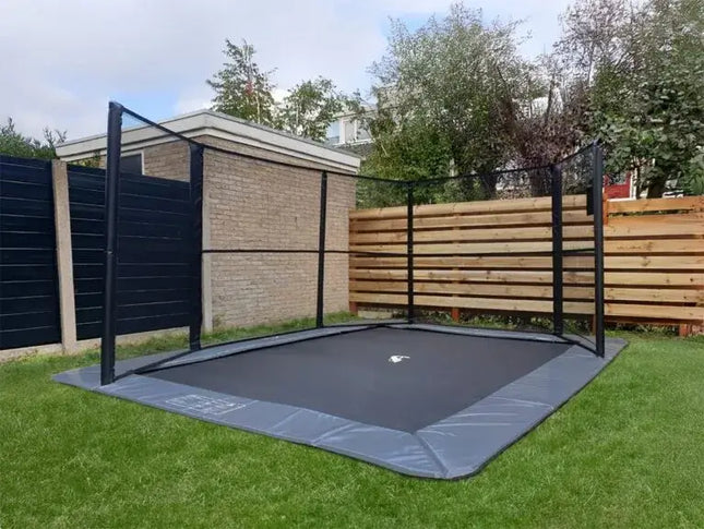 Akrobat Primus Flat im Garten mit Zaun um Ecke