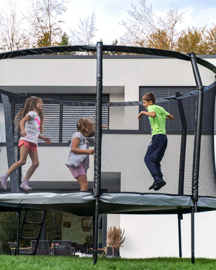 Kinder hüpfen auf dem Akrobat Orbit Pro