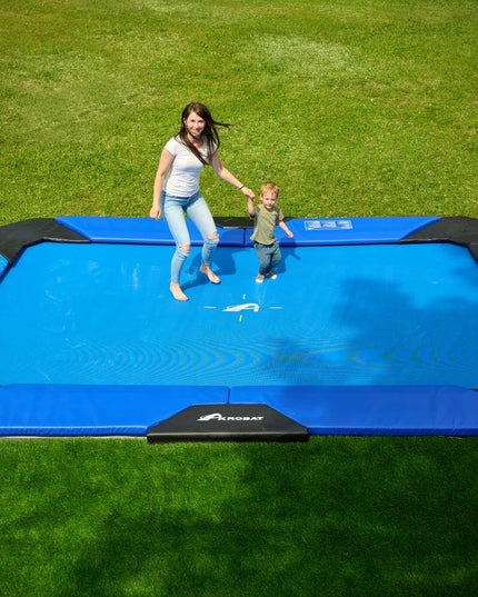 Frau und Kind auf dem Trampolin 