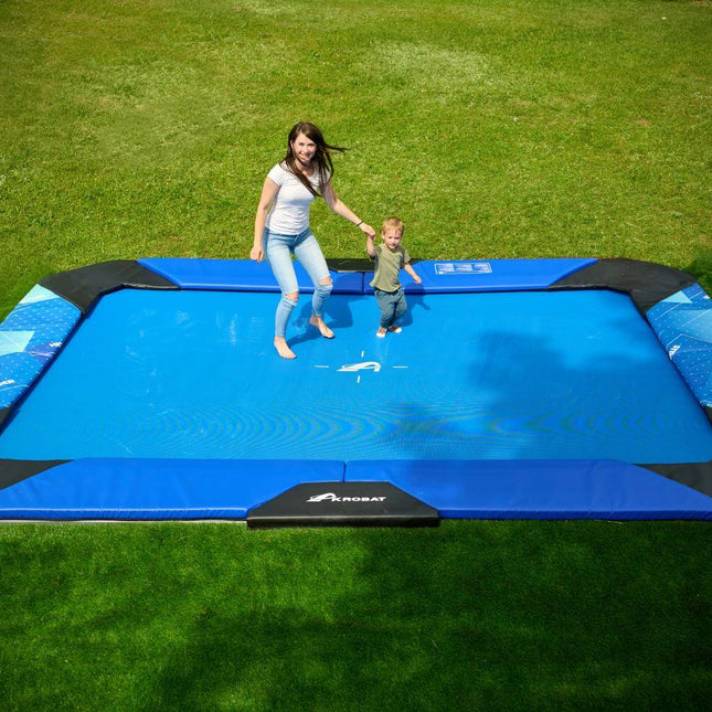 Frau und Kind auf dem Trampolin 