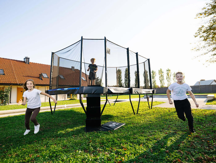 Kinder spielen mit dem Akrobat XCITYX im Garten