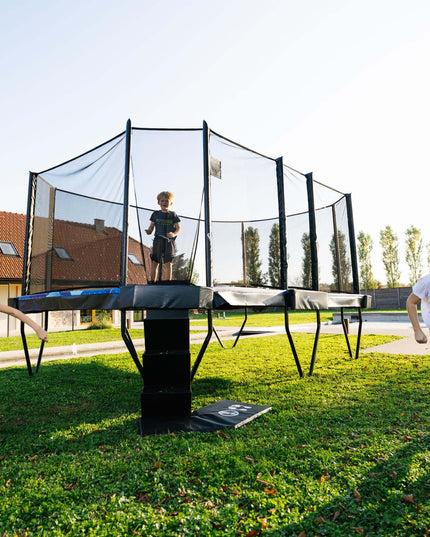 Kinder spielen mit dem Akrobat XCITYX im Garten