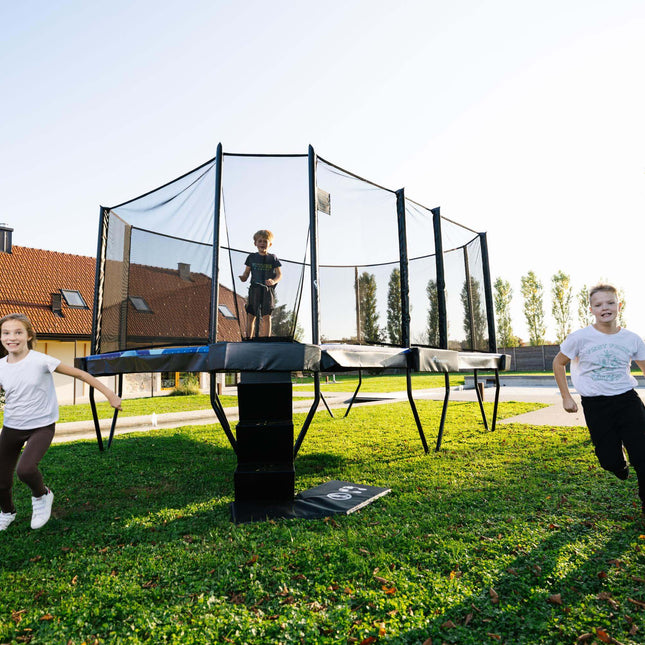 Kinder spielen mit dem Akrobat XCITYX im Garten