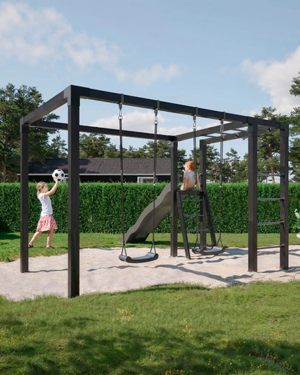 PLUS Kinder spielen auf der Daylife Schaukel - Modell 3 im Garten