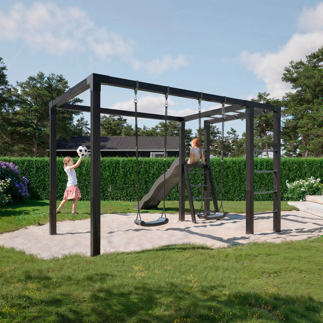 PLUS Kinder spielen auf der Daylife Schaukel - Modell 3 im Garten