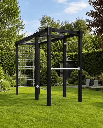 Schwarzes Outdoor-Klettergerüst und Calisthenics-Gerät im Garten mit Hangelleiter, silbernen Klimmzugstangen und Gitter-Kletterwand auf grünem Rasen.