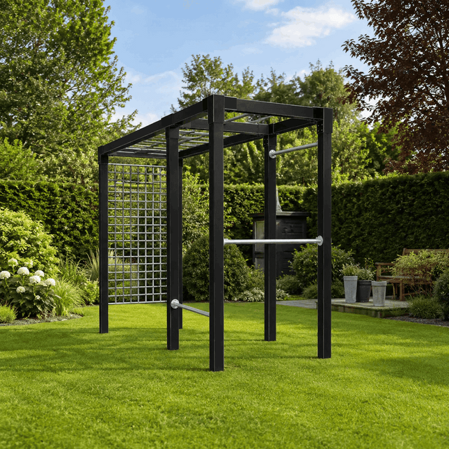 Schwarzes Outdoor-Klettergerüst und Calisthenics-Gerät im Garten mit Hangelleiter, silbernen Klimmzugstangen und Gitter-Kletterwand auf grünem Rasen.