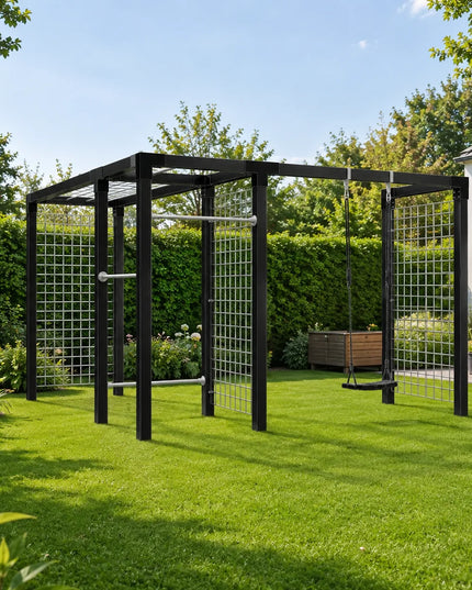 Schwarzes Outdoor-Klettergerüst aus Metall im Garten mit integrierter Schaukel, Klimmzugstangen, Hangelleiter und Klettergittern auf gepflegtem Rasen.