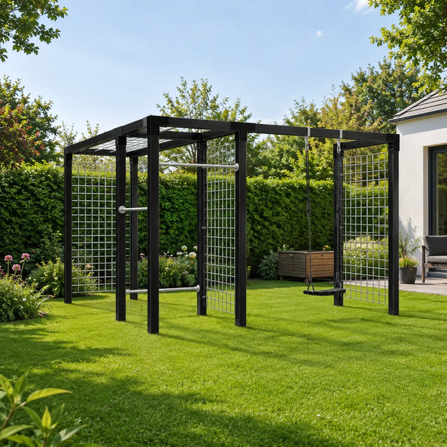 Schwarzes Outdoor-Klettergerüst aus Metall im Garten mit integrierter Schaukel, Klimmzugstangen, Hangelleiter und Klettergittern auf gepflegtem Rasen.