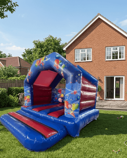 Die 3,9 × 3,7 m Hüpfburg "Party" in einem Garten