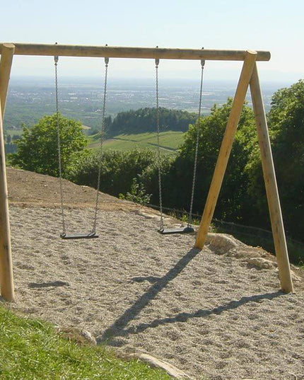2-Platz-Schaukelgestell Kiefer mit Sitzen auf einer Anhöhe