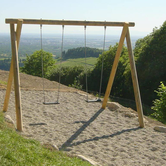 2-Platz-Schaukelgestell Kiefer mit Sitzen auf einer Anhöhe