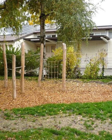 Kletter- und Hangelanlage "Coming Home" in einem Garten
