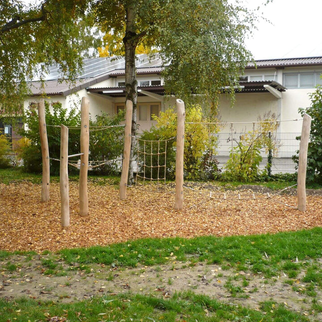 Kletter- und Hangelanlage "Coming Home" in einem Garten
