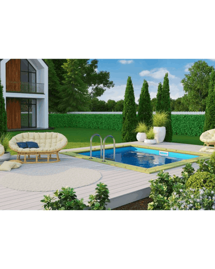 Rechteckiger Holzpool mit Edelstahlleiter, eingelassen in eine helle Holzterrasse in einem modernen Garten mit Rattan-Lounge-Möbeln.